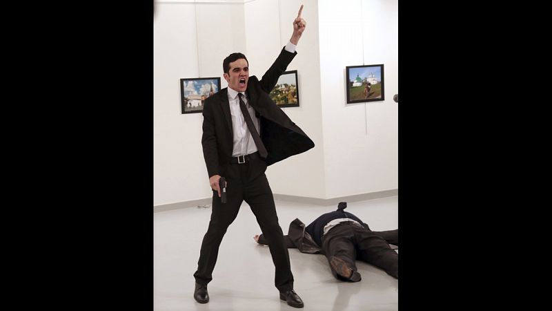 Esta imagen del policía turco Mevlut Mert tras disparar mortalmente al embajador ruso en Turquía ha sido la ganadora del World Press Photo 2017.