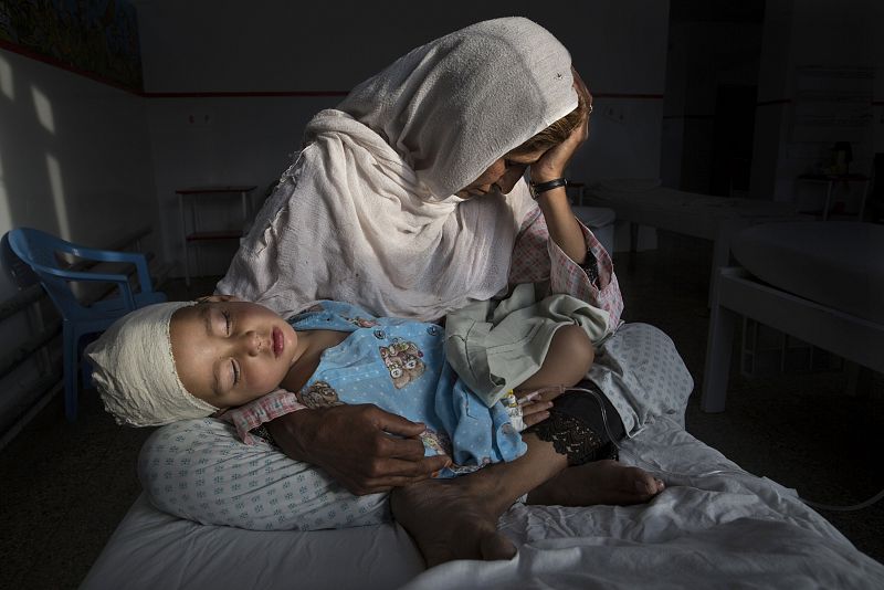 La imagen, que forma parte del reportaje "Las víctimas silenciosas de una guerra olvidada", muestra a Najiba con su sobrino Shabir, de dos años, en brazos tras resultar herido en una bomba en Kabul (Afganistán) el 29 de marzo de 2016.