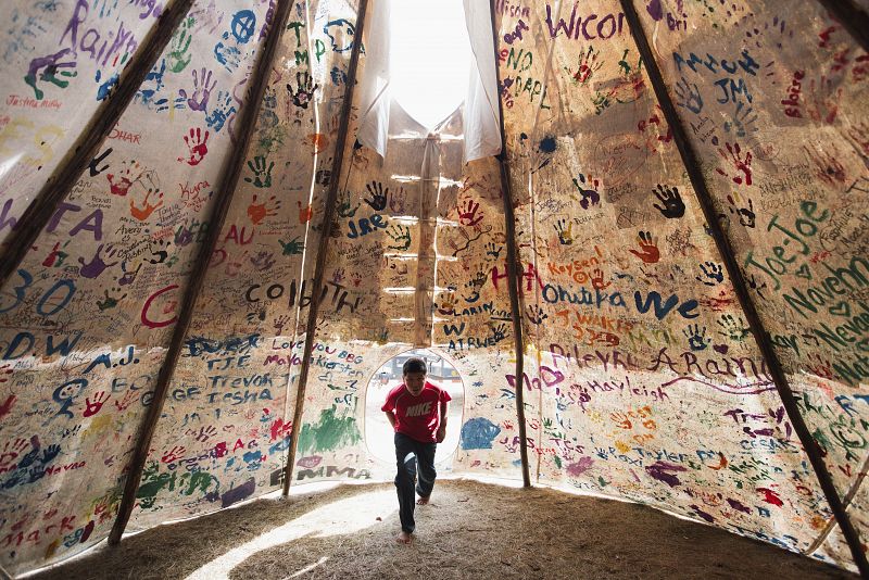 La instantánea, titulada "Standing RockPhoto", muestra al niño Jesse Jaso, de 12 años, en una tienda del campamento de la piedra sagrada, firmada por simpatizantes de Norteamérica y del mundo entero, para apoyar a la comunidad Standing Rock Sioux en