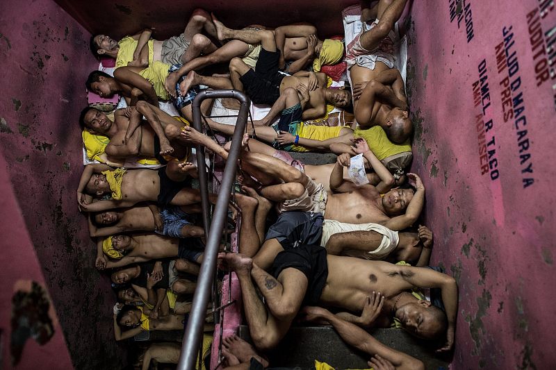 Tomada por el fotógrafo Noel Celis, la imagen muestra a presos hacinados en una de las cárceles más superpobladas de Filipinas. La prisión alberga a 3.800 presos, lo que supera en cinco veces su capacidad. La falta de espacio lleva a los presos a ten