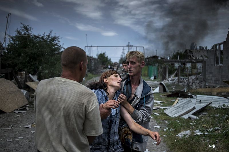 La serie fotográfica, llamada "Días Negros en Ucrania", muestra a víctimas del conflicto ucraniano en la localidad de Luganskaya donde muchos sufren la muerte de amigos y familiares, la pérdida de hogares y la frustración de miles de personas.