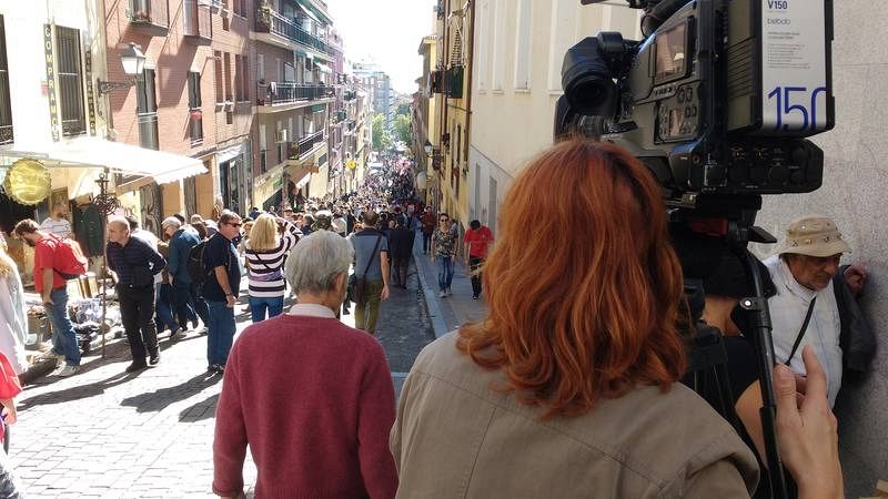 El gentío se aprieta en la calle Mira el Río Baja