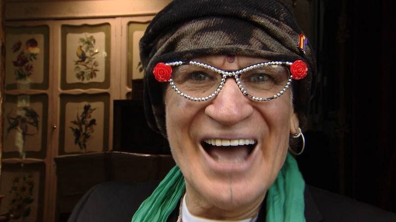 Paco Clavel acude desde los días de la movida; colecciona gafas y vinilos