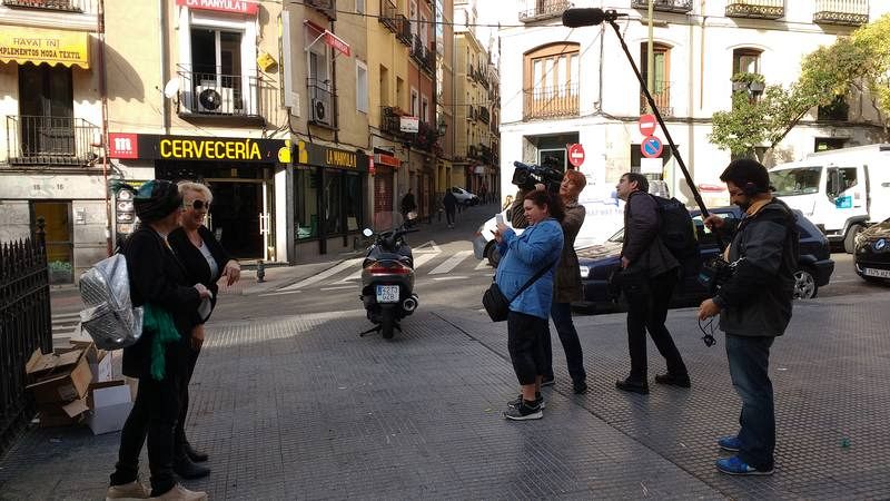 Paco Clavel posa con una fan
