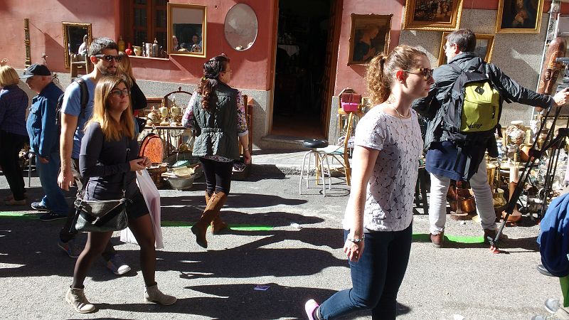 Isabel Retana a la puerta de su tienda
