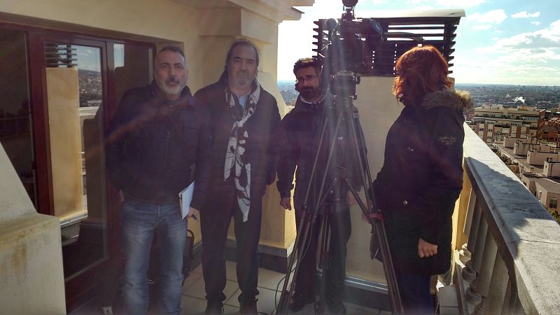 Patxi Andión con parte del equipo de Crónicas