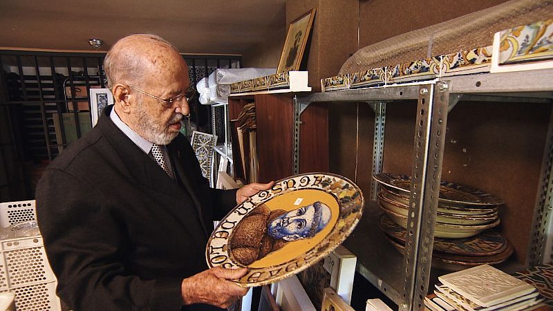 Vicente Carranza con unplato de su extensa colección de cerámicas