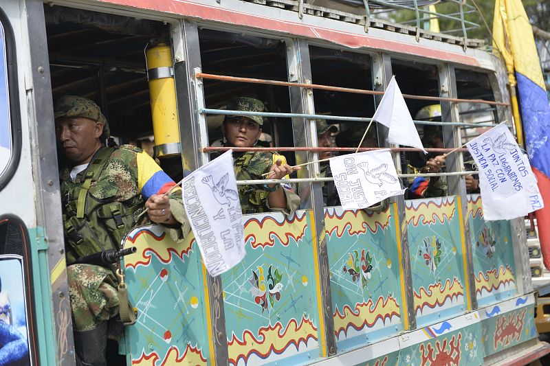 Al menos 6.900 hombres y mujeres de las FARC han abandonado sus campamentos para trasladarse a las zonas habilitadas por el Gobierno colombiano donde dejarán las armas para incorporarse a la vida civil.