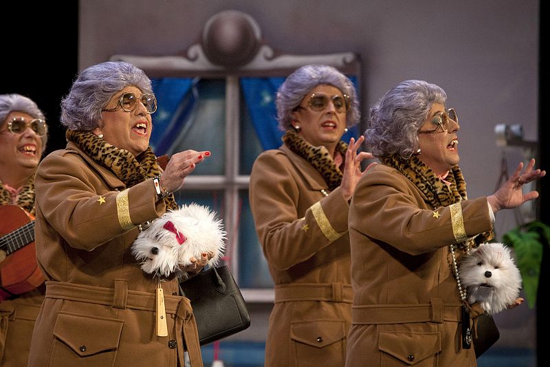 La chirigota 'Mi suegra como ya dije' actúa en el Gran Teatro Falla, en Cádiz