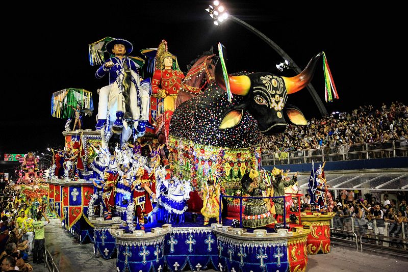 Escuela de samba del Grupo Especial Tom Maior en el sambódromo de Anhembí en Sao Paulo (Brasil)