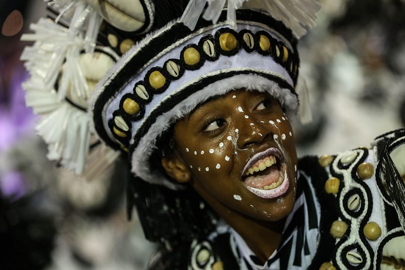 Integrantes de la escuela de samba del Grupo Especial Mocidade Alegre en el sambódromo de Anhembí en Sao Paulo (Brasil)