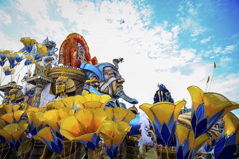 Integrantes de la escuela de samba del Grupo Especial Rosas de Ouro en el sambódromo de Anhembí en Sao Paulo (Brasil)