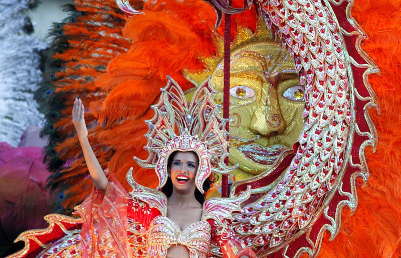 Una reina de carnaval participa del primer día de desfiles en Ciudad de Panamá.