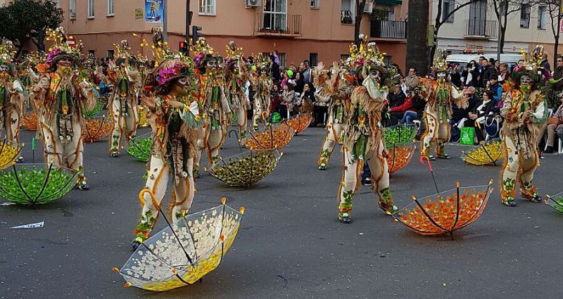 Desfile de comparsas en los carnavales de Badajoz, declarados Fiesta de Interés Turístina Nacional