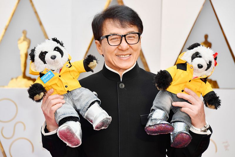 89El actor Jackie Chan posa durante la alfombra roja de la 89ª edición de los Oscar
