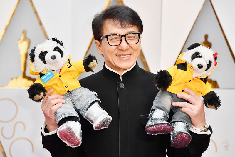 89El actor Jackie Chan posa durante la alfombra roja de la 89ª edición de los Oscar