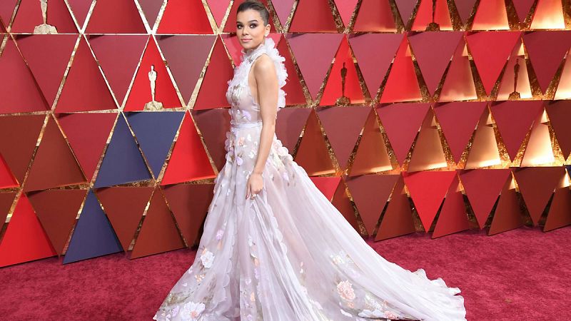 Oscar 2017: Hailee Stenfield en la alfombra roja