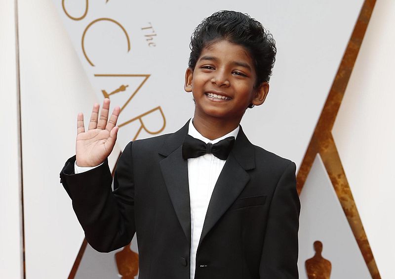 Oscar 2017: El actor Sunny Pawar ('Lion') en la alfombra roja
