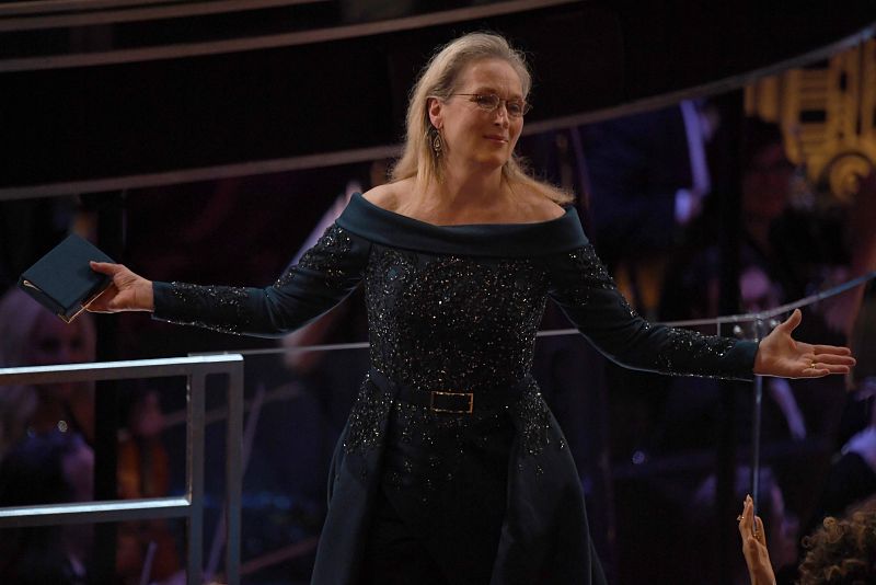 Meryl Streep saluda al público durante la ceremonia de los Oscar 2017, después de una broma del presentador Jimmy Kimmel
