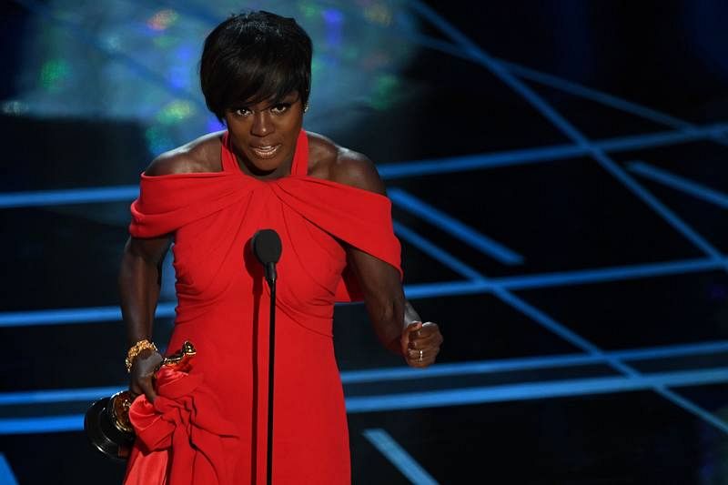 La actriz Viola Davis recibe el premio Oscar 2017 a mejor actriz de reparto por su papel en 'Fences'
