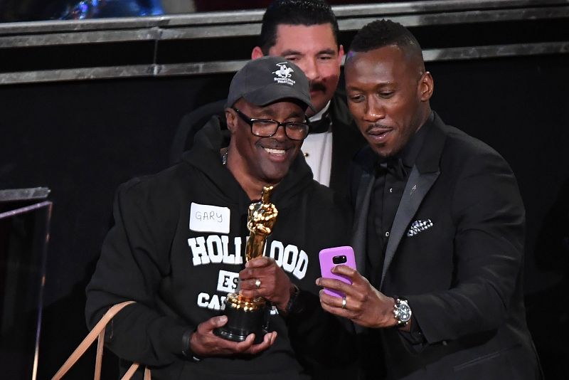 El ganador del Oscar a mejor actor de reparto, Mahershala Ali, haciéndose un 'selfie' con uno de los turistas invitados a la gala