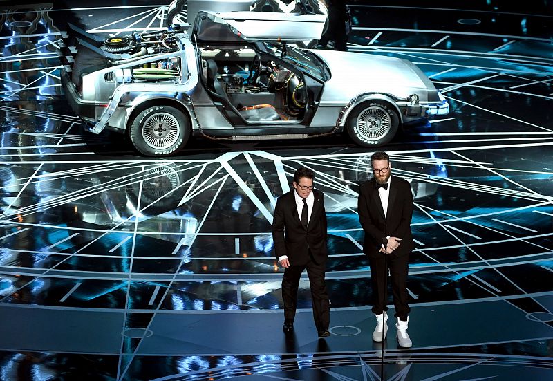 Los actores Michael J. Fox (izquierda) y Seth Rogen (derecha) en uno de los momentos de la gala de los Oscar 2017