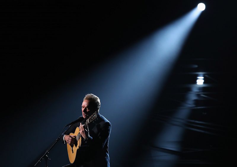 El cantante británico Sting interpreta "The empty chair", nominada a mejor canción original, durante una de las actuaciones musicales de la ceremonia de los Oscar 2017