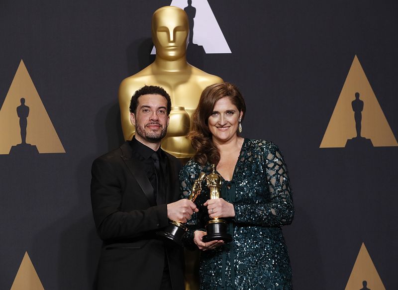 Los ganadores del Oscar a mejor documental, Ezra Edelman y Caroline Waterlow, por 'O.J: Made in America'