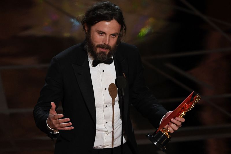 Casey Affleck agradece el Oscar a mejor actor por su papel en la película 'Manchester frente al mar'
