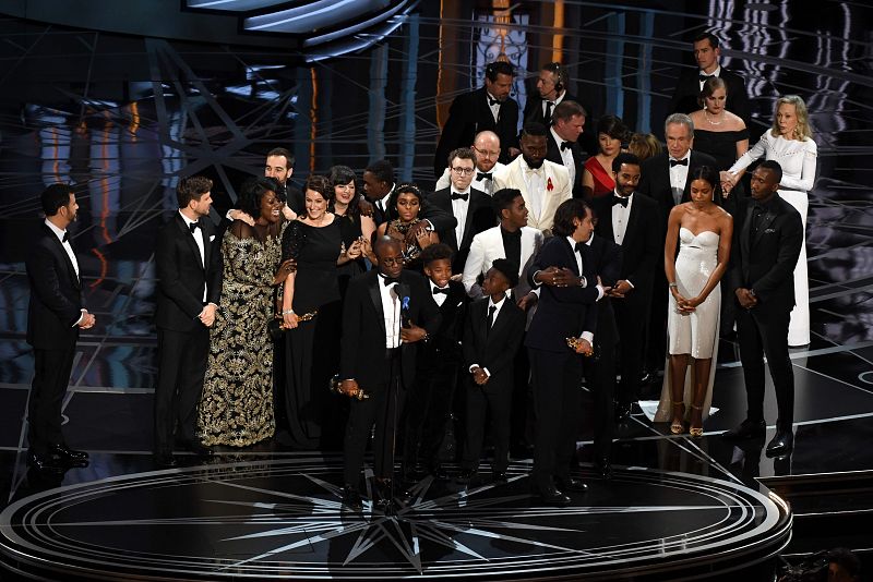 El director Barry Jenkins y el resto del equipo de 'Moonlight' celebran el Oscar a la mejor película