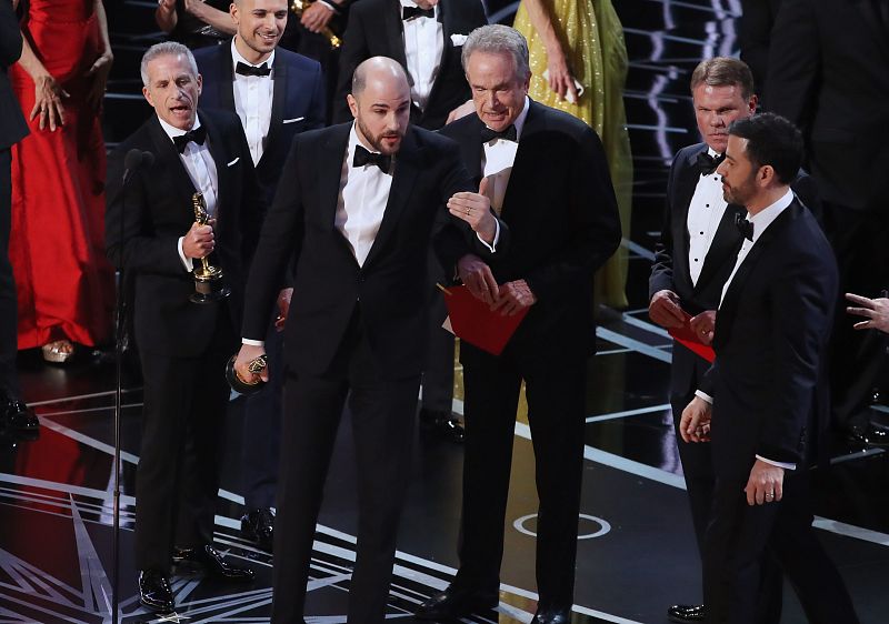 El productor de 'La la land' Jordan Horowitz llama al escenario al equipo de 'Moonlight'. "No es una broma, la ganadora es 'Moonlight'".