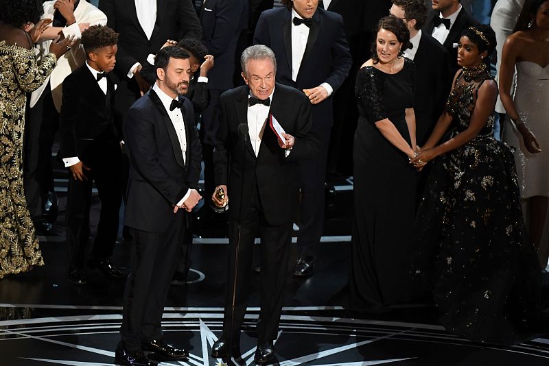 Mientras el equipo de 'Moonlight' sube al escenario, el actor Warren Beatty y el presentador Jimmy Kimmel explican y se disculpan por lo ocurrido