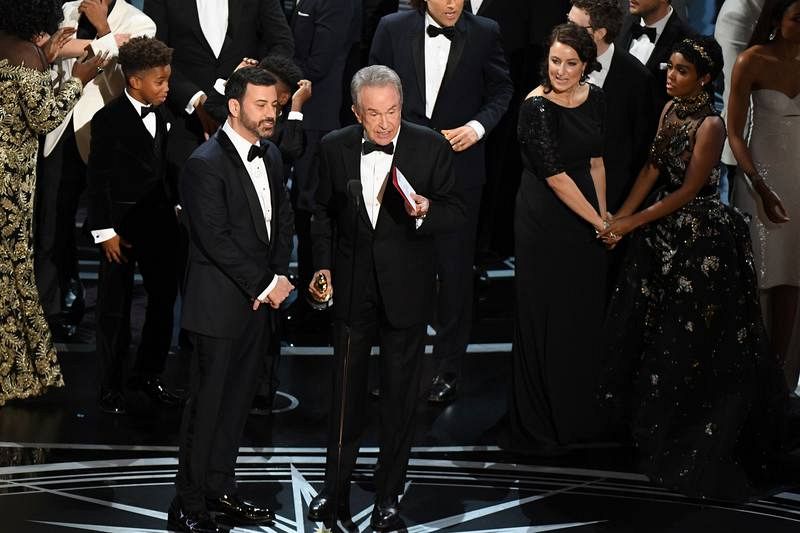 Mientras el equipo de 'Moonlight' sube al escenario, el actor Warren Beatty y el presentador Jimmy Kimmel explican y se disculpan por lo ocurrido