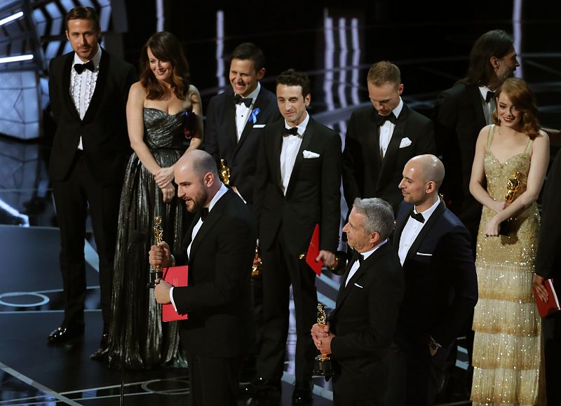 Fred Berger, Jordan Horowitz y Marc Platt agradecen el Oscar a la mejor película por 'La la land'