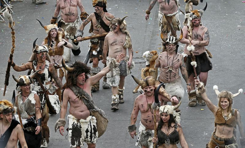 Varias personas participan en el desfile de carnaval del Lunes de la Rosa en Maguncia (Alemania).