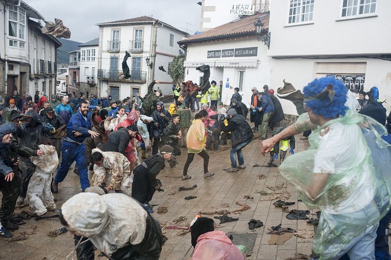 Vista general de la 'Farrapada' (guerra de barro) celebrada esta mañana, dentro del Entroido de Laza, una de las tradiciones más ancestrales de la provincia de Ourense.