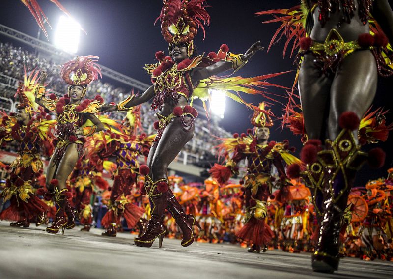 Integrantes de la escuela de samba del Grupo Especial, Academicos do Salgueiro, desfilan en la celebración del carnaval en el Sambódromo de Río de Janeiro (Brasil).