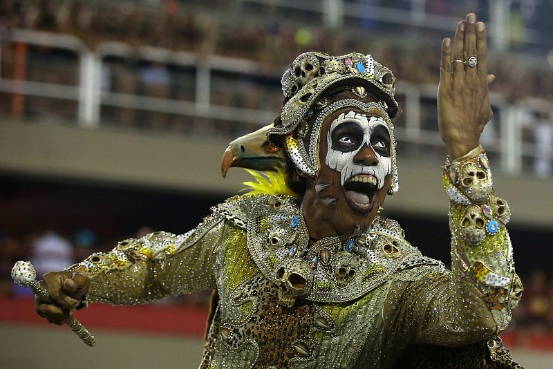 Un integrante de la escuela de samba del Grupo Especial Unidos da Tijuca baila durante un desfile en el Carnaval de Río 2017.
