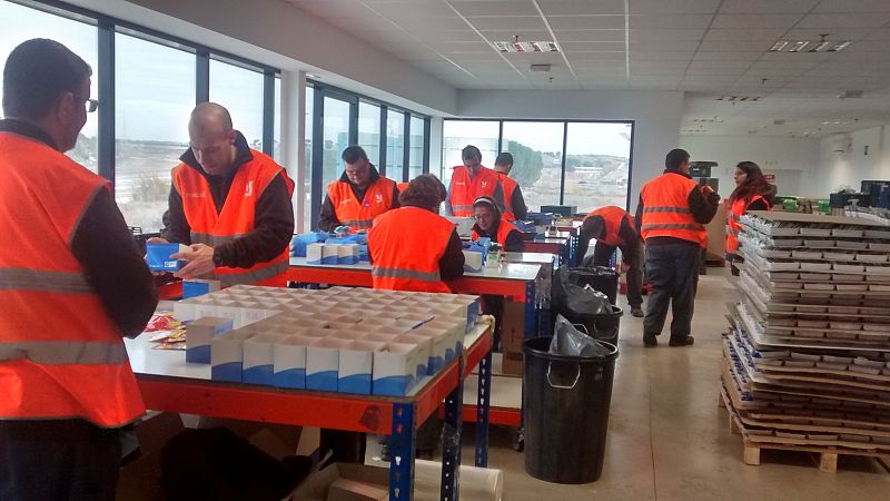 Preparando las bandejas para las compañías aéreas