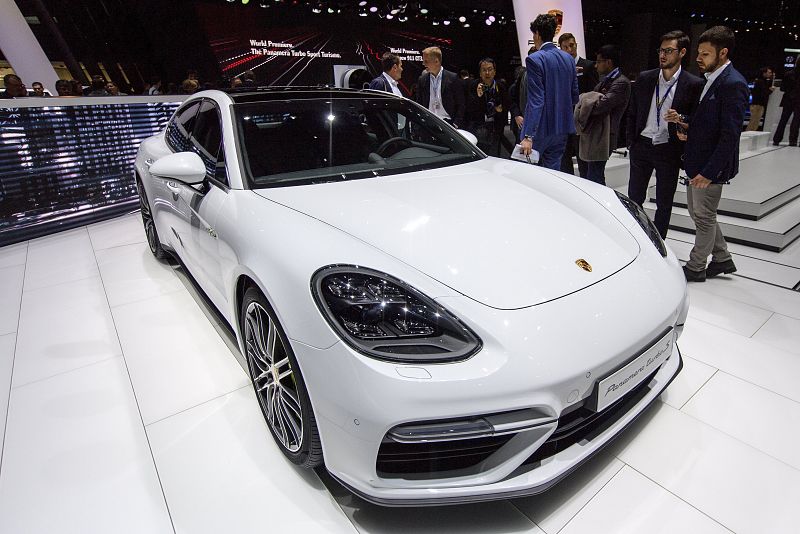 Porsche ha presentado en Ginebra un nuevo modelo híbrido, el Panamera Turbo S E con motivo del 87 Salón del Automóvil.