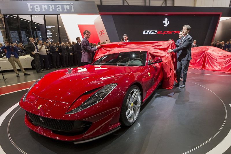 Vista del nuevo Ferrari 812 en el Salón del Automóvil de Ginebra (Suiza).