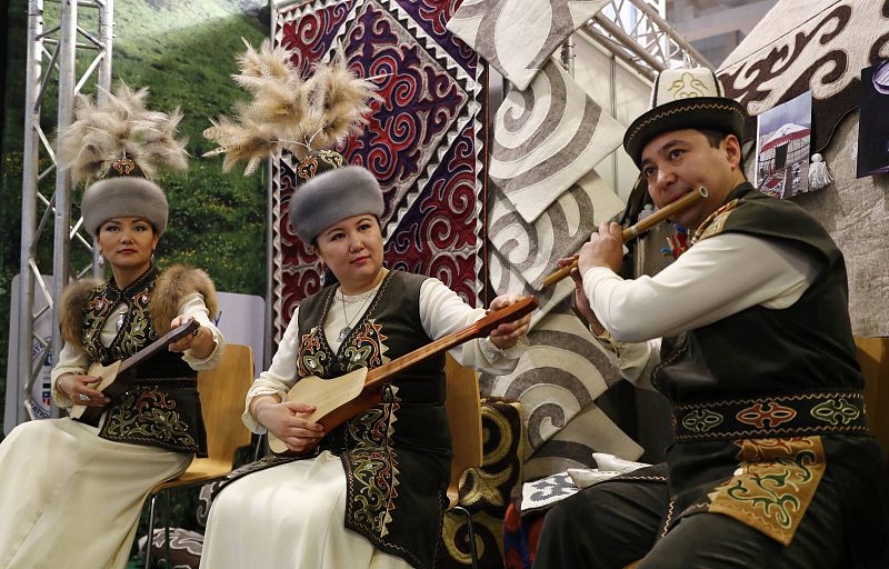 Actuación de música tradicional en el espacio dedicado a Kirguistán en la feria ITB de Berlín.
