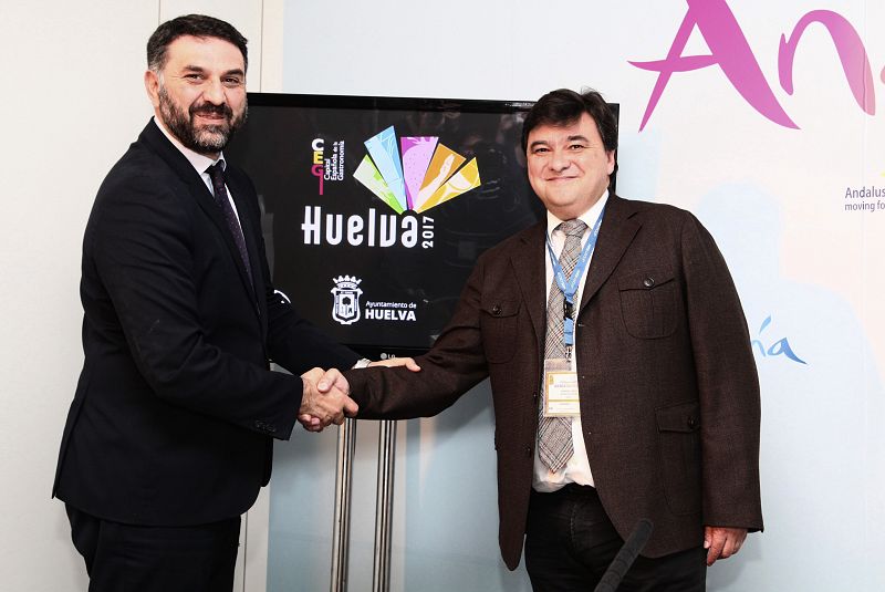 El consejero de Turismo y Deporte de Andalucía, Francisco Javier Fernández, junto al alcalde de Huelva, Gabriel Cruz, durante la presentación de las actividades programadas y el vídeo promocional de la designación honubense en Berlín.