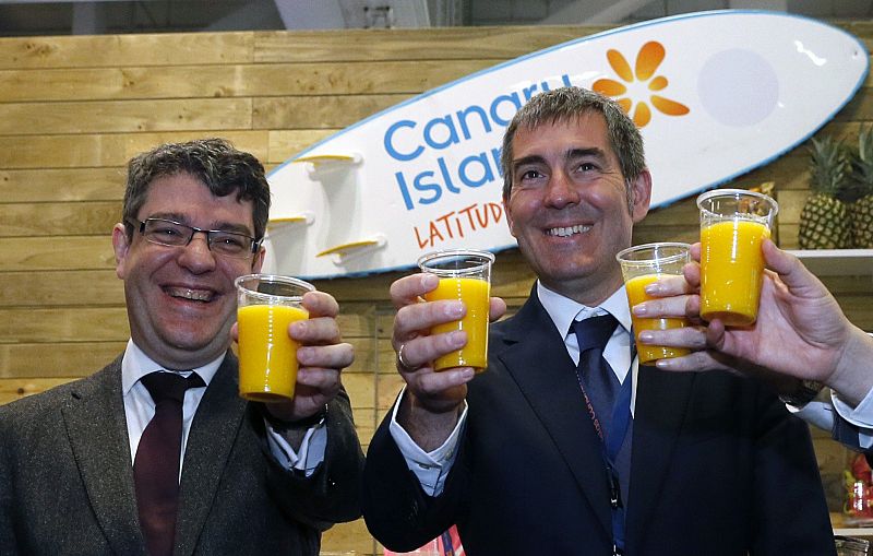 El presidente de Canarias, Fernando Clavijo, y el ministro español de Energía, Turismo y Agenda Digital, Álvaro Nadal, brindan con un zumo natural durante la visita al pabellón canario en la feria internacional de turismo de Berlin.