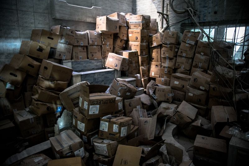 Cajas de medicamentos e instrumental médico dañados en un hospital bombardeado en el este de Alepo.