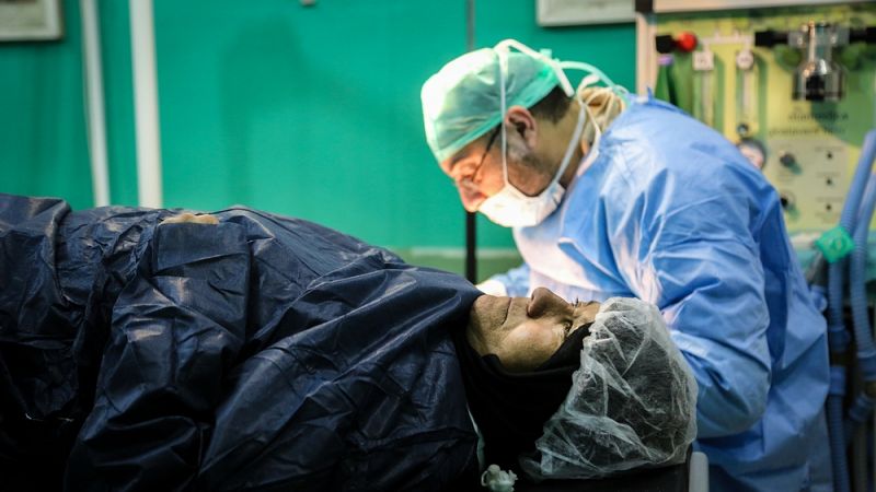 Un doctor aplica una sonda a una paciente en un hospital de MSF en el norte de Siria