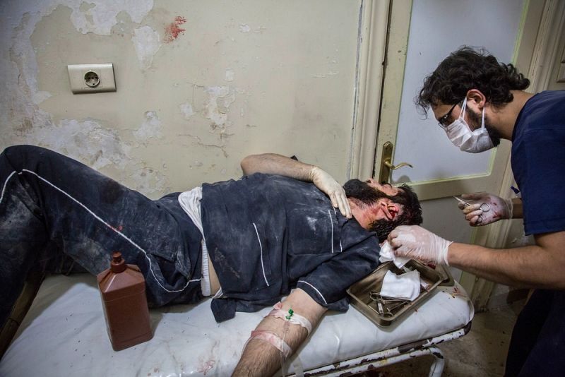 Un médico sutura a un paciente en el hospital Bab Al Nayrab en Alepo