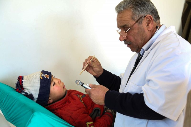 Un médico chequea a un menor en un hospital de MSF del norte de Siria