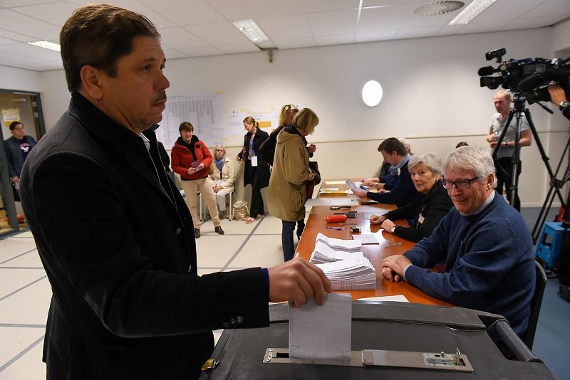 Un hombre vota en La Haya