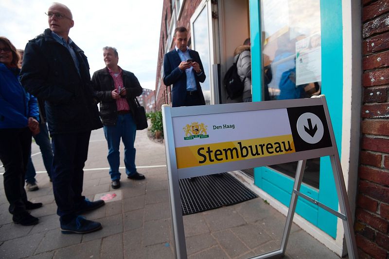 Entrada a un colegio electoral en La Haya, Holanda